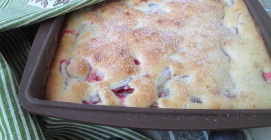 Сливовая шарлотка на сметане