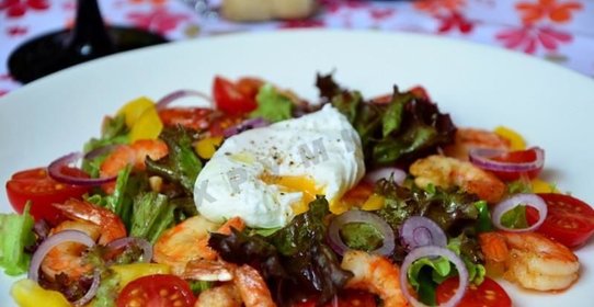 Салат с креветками черри и яйцом пашот