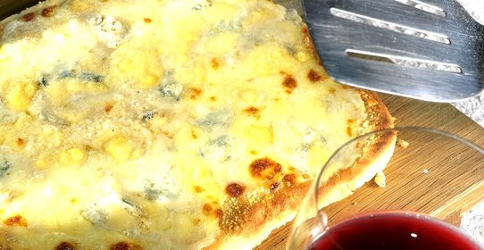 Пицца «Четыре сыра» на оливковом масле