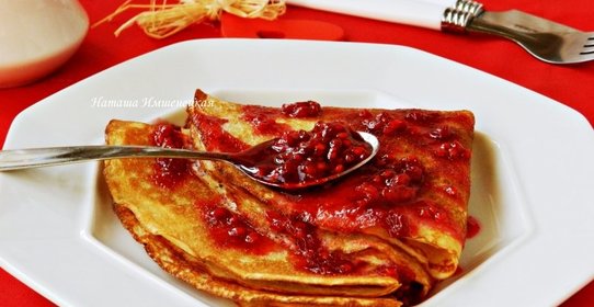 Тонкие дрожжевые блины с ягодным соусом