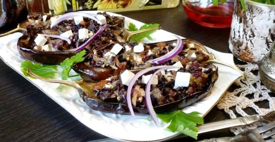 Баклажаны, фаршированные черным рисом, изюмом и брынзой