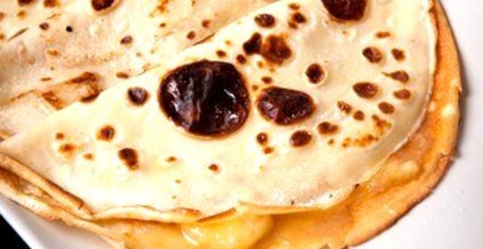 Тонкие блинчики с бананово-ромовым соусом