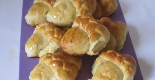 Булочки с начинкой из чернослива и яблок