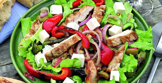 Теплый средиземноморский салат с курицей