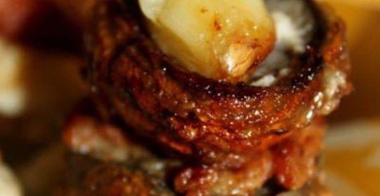 Куриная грудка с шампиньонами в сметанном кляре.