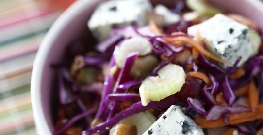 Салат из краснокочанной капусты с яблоками, сыром и клюквой