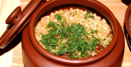 Каша перловая с мясом, запеченная в горшочке
