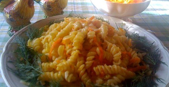Макароны с яйцом и морковью
