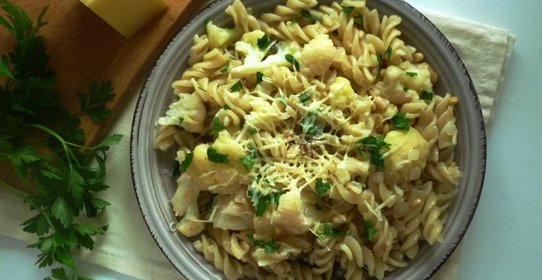 Паста с цветной капустой, изюмом и кедровыми орешками