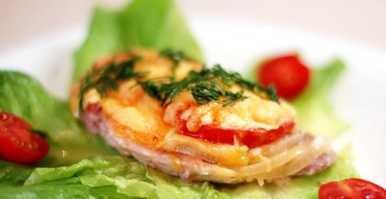 Мясо, запеченное с помидорами