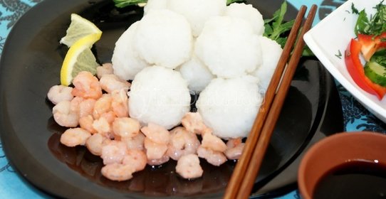 Рисовые шарики с креветками