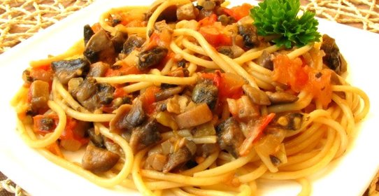 Спагетти с грибами и помидорами