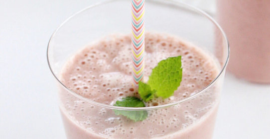 Смузи из авокадо и малины