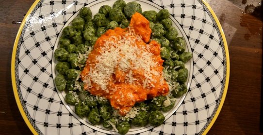 Ньокки из шпината и рикотты с томатным соусом