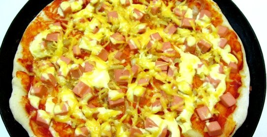 Пицца с колбасой