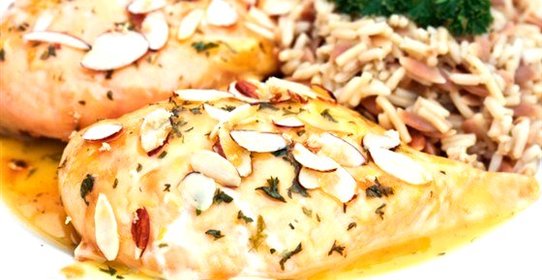 Курица с белым вином и миндалем