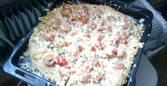 Пицца с сосисками и овощами