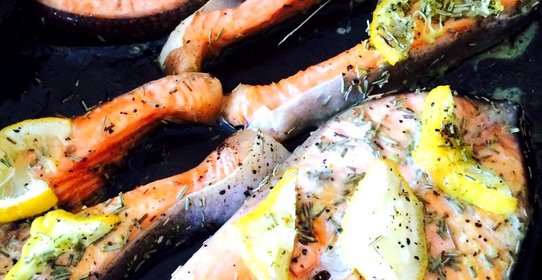 Жареный стейк форели в лимонном маринаде с розмарином