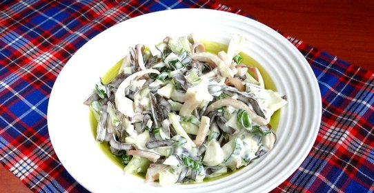 Салат с морской капустой кальмаром и яйцами