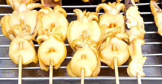 Кальмары на гриле с лимонно-каперсовым соусом и красным перцем