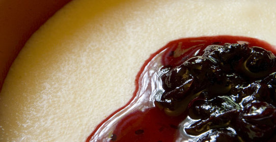 Манная каша с вареньем