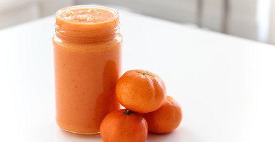 Смузи с мандарином, морковью и куркумой