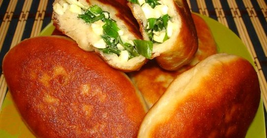 Жареные пирожки с яйцом и луком