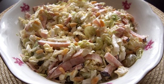 Летний салат с ветчиной и виноградом