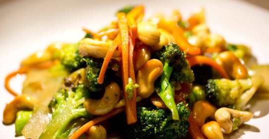 Брокколи с кешью в устричном соусе