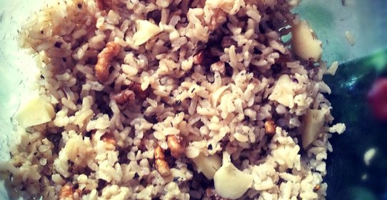 Рисовый салат с сулугуни, грецкими орехами и карри