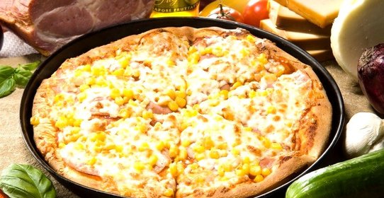 Пицца с кукурузой и ветчиной