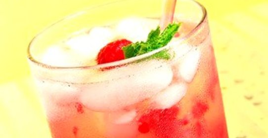 Ананасовый пунш с самбукой и малиной