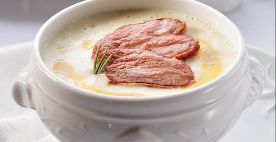 Крем-суп из белой спаржи с ломтиками утиного мяса и сиропом из апельсина