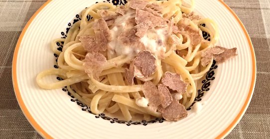 Лингвини с сырным соусом и трюфелем