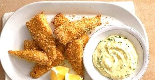 Рыба в панировке с соусом