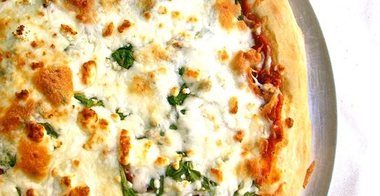 Пицца с брынзой и помидорами