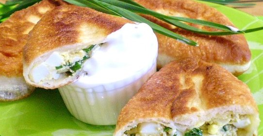 Пирожки с яйцом и зеленью