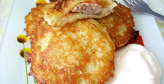 Драники с мясом и помидором