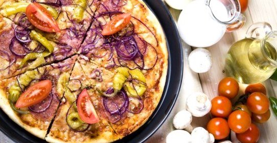 Пицца с овощами и соусом песто