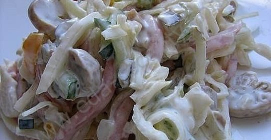 Салат из кальмаров с грибами и ветчиной