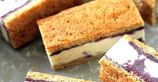 Мини-бисквиты со сливочно-черничным мороженым