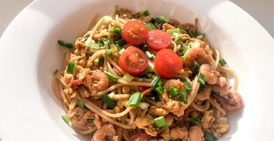 Паста с креветками и томатами