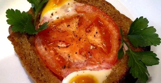 Яичница в хлебе с помидорами