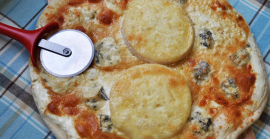 Белая пицца «Три сыра»