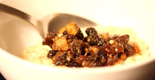 Овсяная каша с пряным яблочным конфитюром