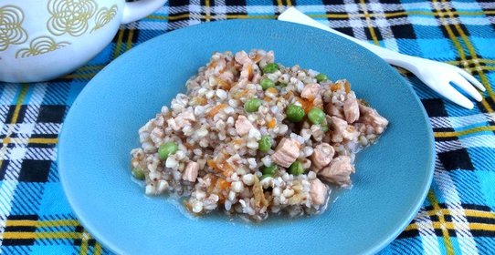 Гречка с куриным филе и горошком