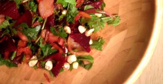 Теплый салат с печеной свеклой