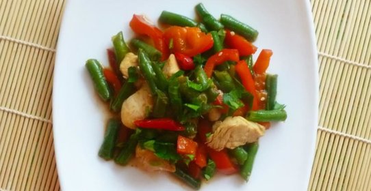 Курица с овощами вок