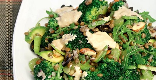 Салат из брокколи с чечевицей