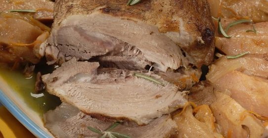 Свиной окорок с айвой